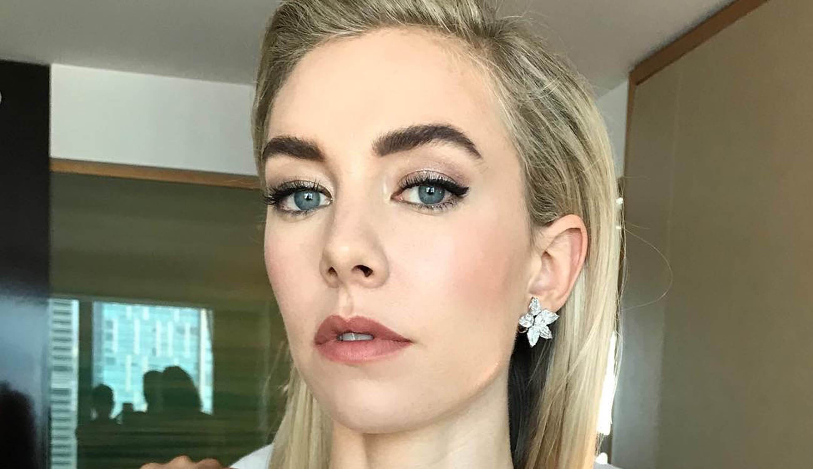 Vanessa_Kirby_finished_look_with_100_PURE_products